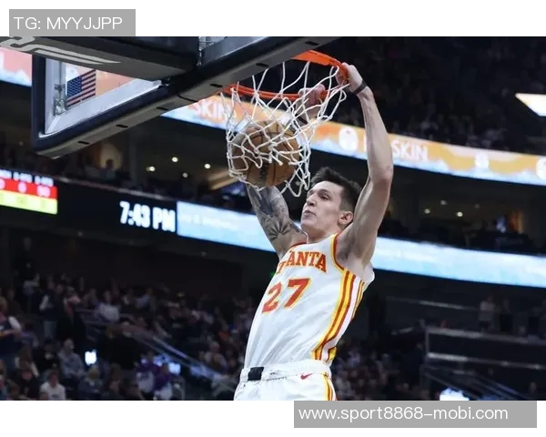 克雷伊奇初次亮相开拓者训练馆与新队友教练热情互动